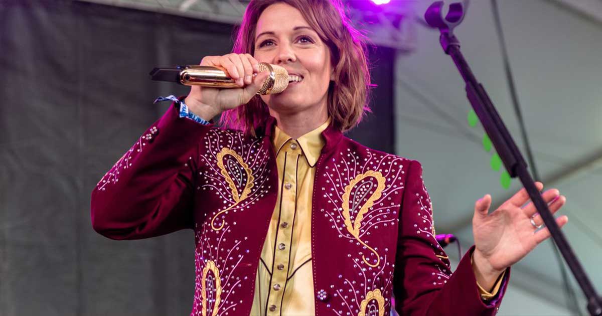 Brandi Carlile, icône lesbienne de la folk américaine, en concert à Paris pour le Human Tour 2026