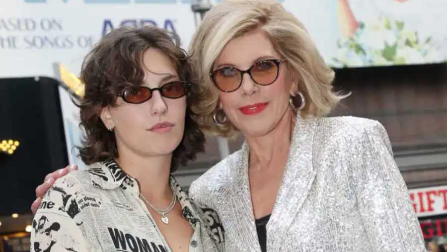 Christine Baranski et King Princess en couple lesbien ? La rumeur d’une relation amoureuse malgré 47 ans d’écart
