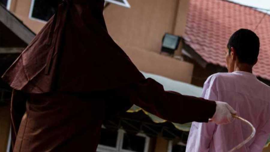 Deux hommes condamnés à une flagellation publique pour s’être embrassés en Indonésie