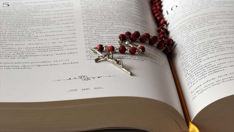 Croix chrétienne sur une bible homosexualite-bible2 Bible et homosexualité en {year} - Quand la religion bannit les lesbiennes et les gays