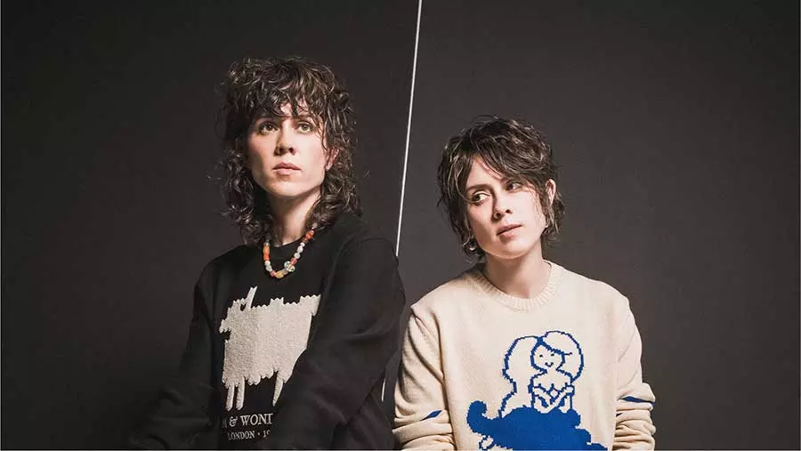 footer-tegan-sara Le double visage de la célébrité : L’histoire troublante de Tegan et Sara via Curve magazine