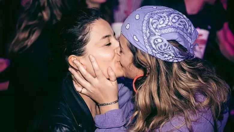 Baiser lesbien à la Gayguette - Un événement LGBT+ à Toulouse