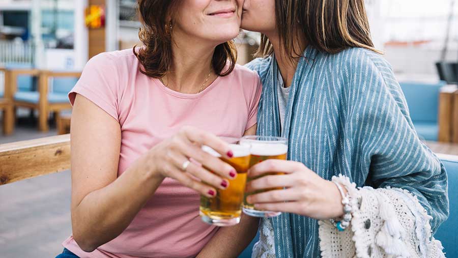 Intérieur d'un bar lesbien accueillant, espace communautaire et culturel pour les femmes qui aiment les femmes