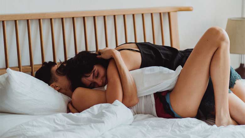 Les femmes hétérosexuelles peuvent tirer des leçons du sexe lesbien
