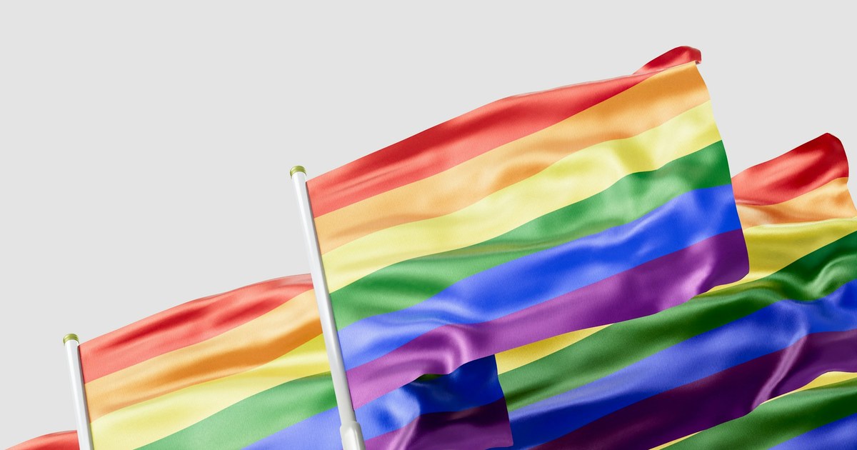 drapeau arc-en-ciel flottant devant un batiment institutionnel europeen, symbole des droits LGBTI