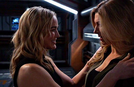 Sara Lance lesbienne